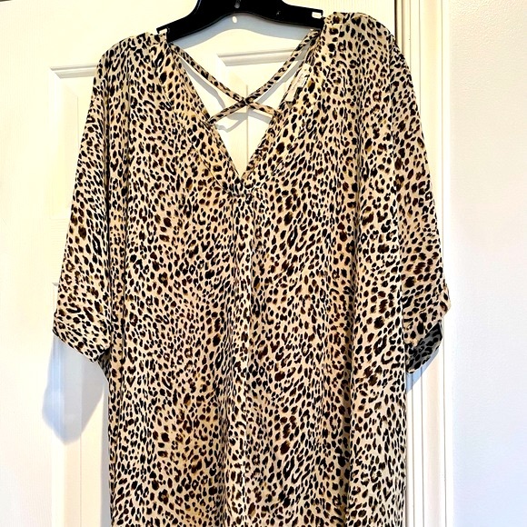 Umgee 2XL leopard print v-neck blouse with knot tie back HOST PICK! - Picture 1 of 4